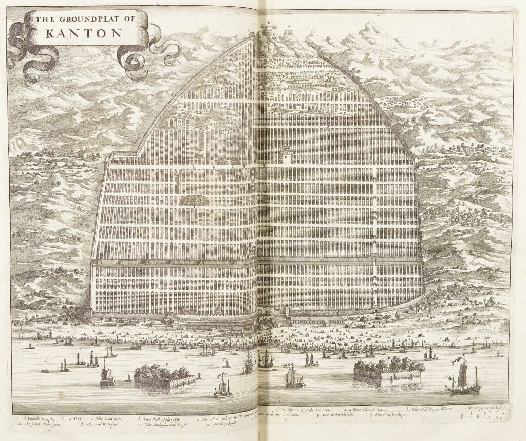 The city of Kanton which is surrounded by the city walls from a bird's eye view. At the bottom of the picture is the sea.