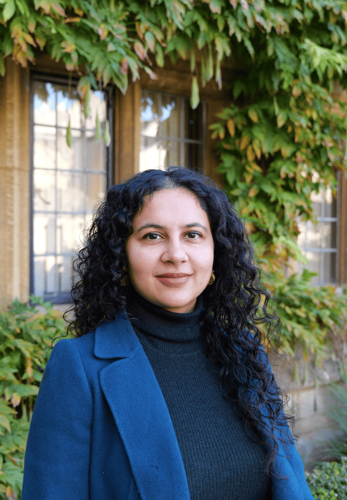 Portrait of simple in front of the windows in longwall quad