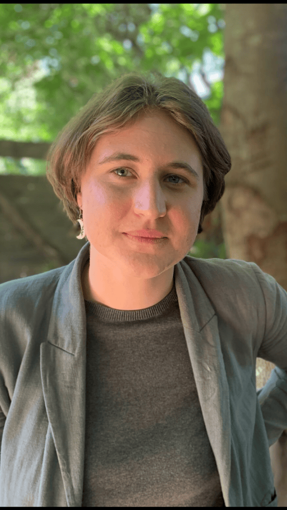 Photo portrait of Dr Hannah Roux